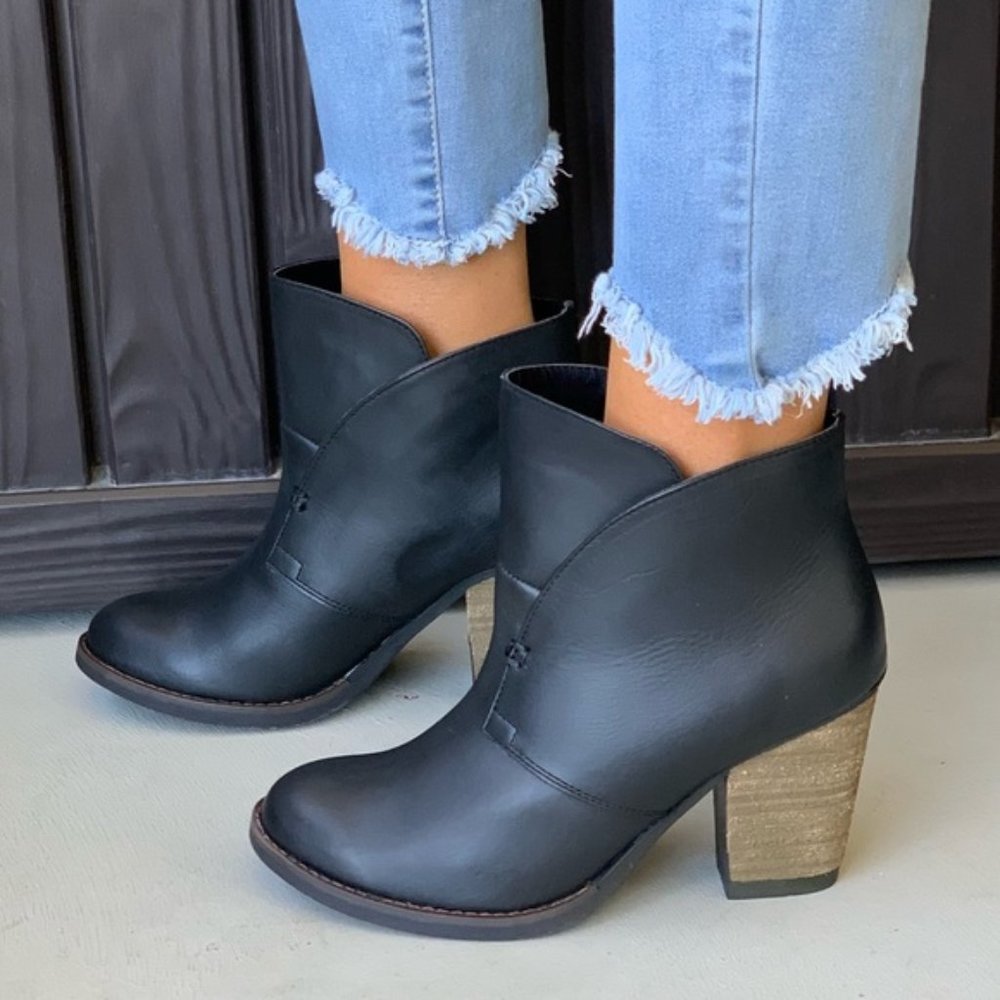 Heeled Lace Less Black Leather Chic Boots